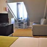 Colmeia Апартаменти *