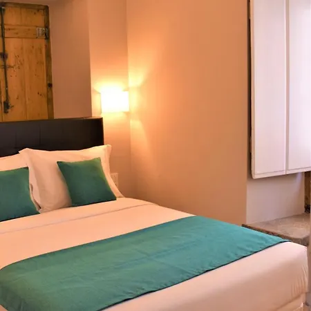 Colmeia Apartment *